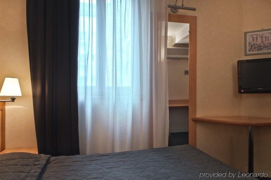 Hotel Du Chemin Vert Париж Екстериор снимка