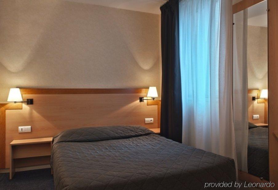 Hotel Du Chemin Vert Париж Екстериор снимка
